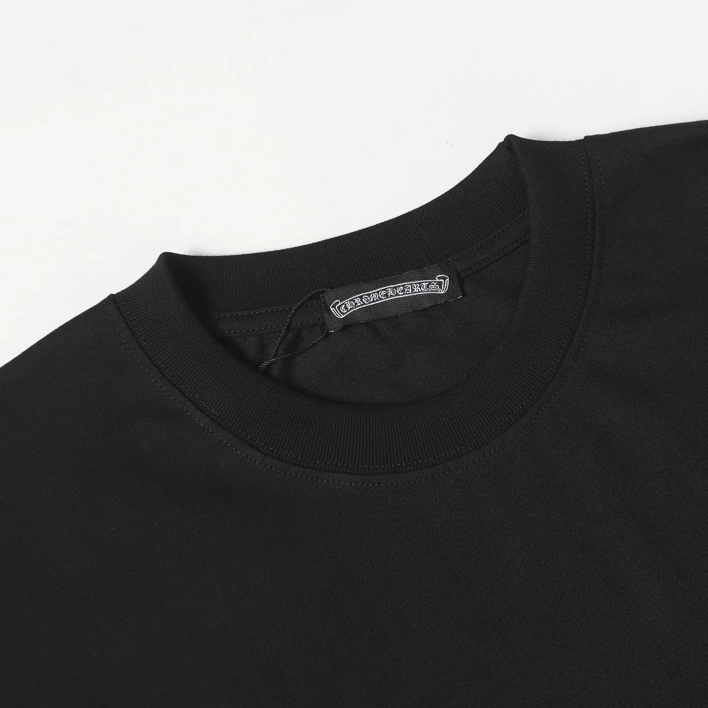 🅿️180 Chrome hearte/Chrome heart ch 25ss early spring Sanskrit letter printed short-sleeved T-shirt. A must-have item for daily commuting for men and women in light luxury. The correct version is welcome to compare. Detailed features: ·280 grams of 100% pure cotton double yarn jersey fabric. ·Custom-dyed in the same vat with special thickened 32 count double-strand 1x1 thread. ·Double-needle cross-stitching process. ·Original main mark washed hangtag. Color: black white. Size: XS-L